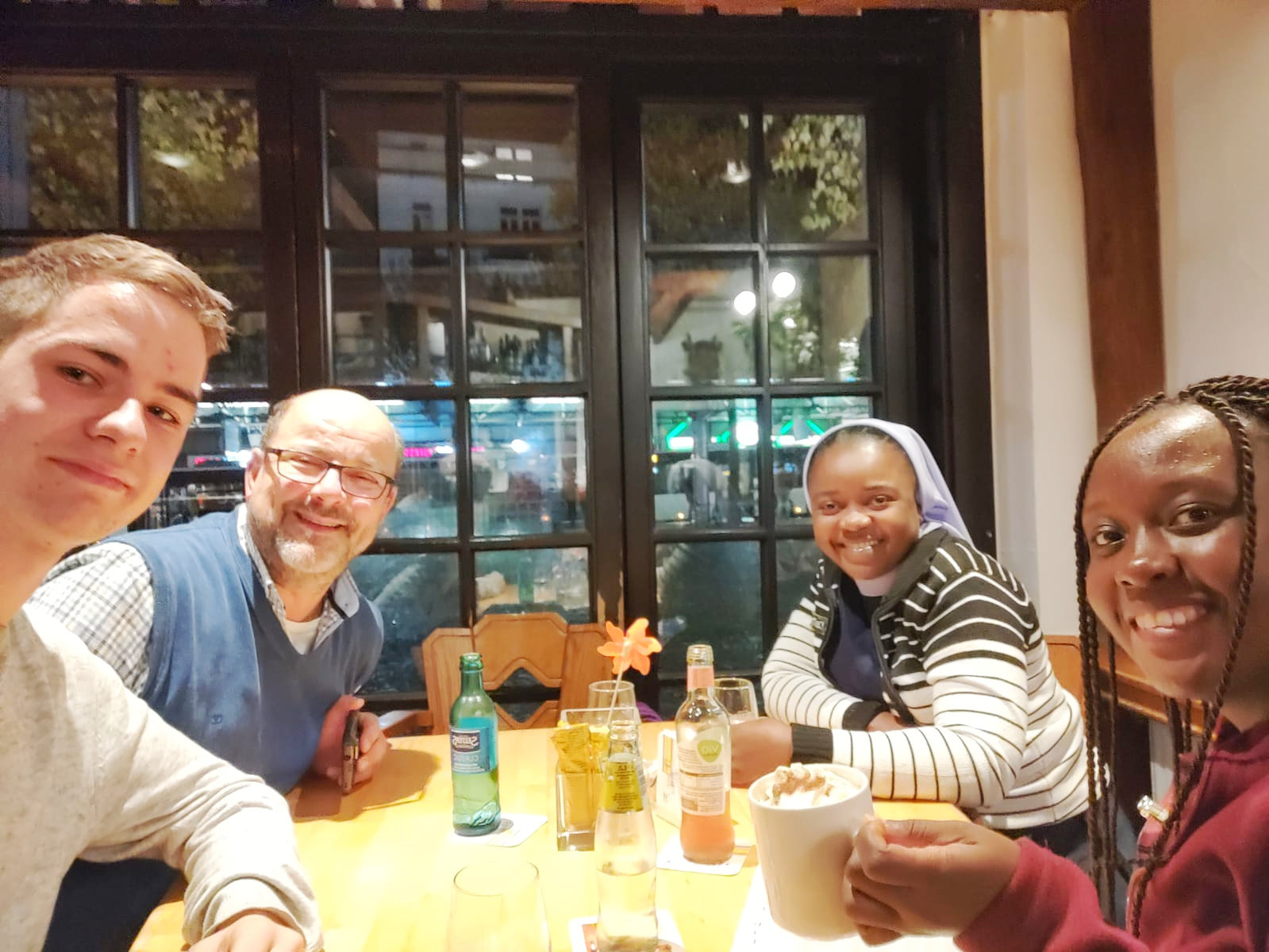 Partnerbesuch in Deutschland 2019, v.l.n.r. Moritz Stöcker - Freiwilliger des Jahrgangs 2018/2019, P. Bernd Heisterkamp - Vorsitzender Aktion Lichtblicke Ghana Deutschland, Sr. Tonia Orji - Pädagogische Leitung Rays of Hope Centre Ghana, Fr. Barbara Boadi – Geschäftsführerin Rays of Hope Centre Ghana